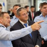 איתמר עם שוטרים והמפכל